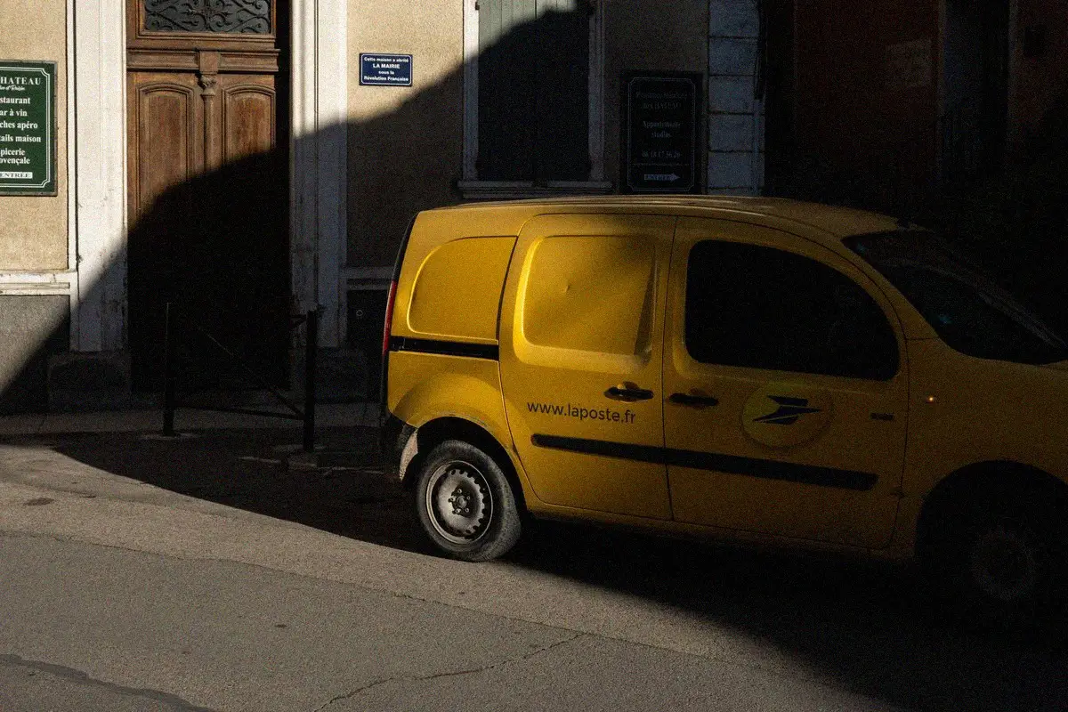 Hausse des tarifs la poste en 2026 ce qui change pour les